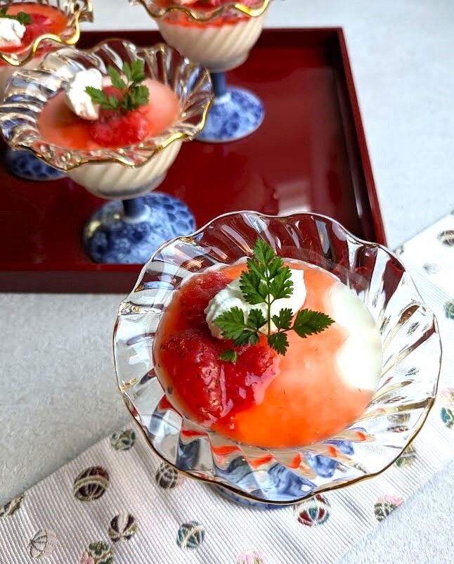 ふぞろい苺でひなまつりスイーツ　ヨーグルトゼリー 生苺のソース