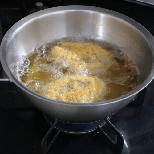 揚げ油を鍋に2㎝程度入れ、180℃に熱する。③を入れ、両面こんがり色がつくまで揚げたら網に上げる。10分程休ませてから食べやすい大きさに切り分け、皿に盛る。
