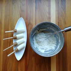 （A）の粉類をすべて合わせてから、ヨーグルト全量と牛乳の半量を加えて混ぜる。柔らかめのクッキー生地を目安に生地が緩くなりすぎないよう牛乳の量を調整する。