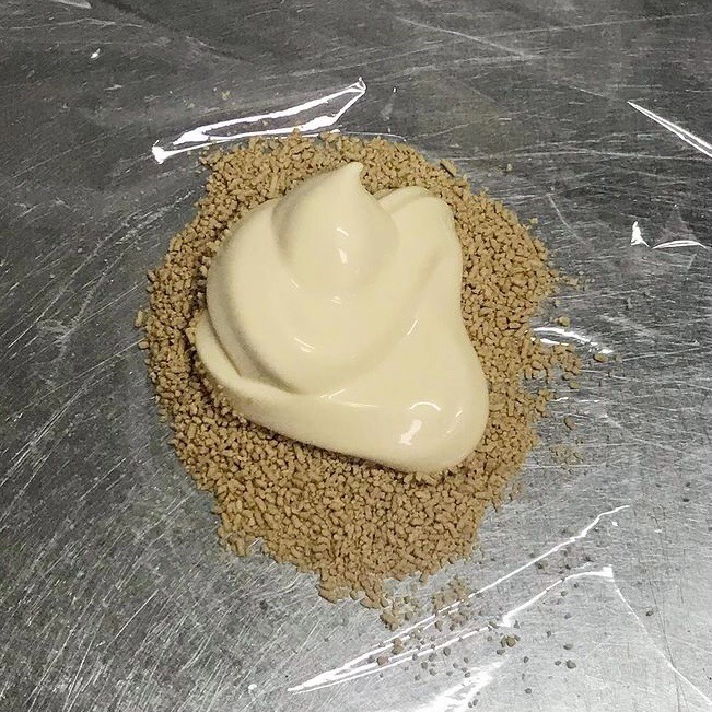 ラップにマヨネーズと顆粒味噌を乗せる