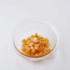 柿は、１ｃｍ角に刻み、おおきめの耐熱容器にいれ、砂糖、レモン汁、サラダ油を加え混ぜ合わせ、ラップをしないで、レンジで６分加熱し、粗熱をとり冷ます。