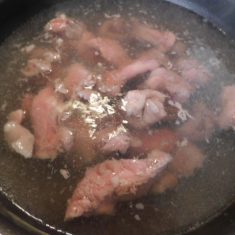 牛すじは、こんにゃくは下茹でして灰汁だしをし、流水で一度洗う。