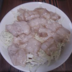 ④の上に千切りキャベツと炒めた豚肉をのせる。