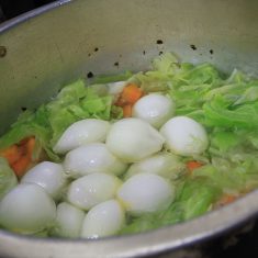 沸騰してきたら鶏ガラスープ大さじ1を入れ、（B）を入れる。