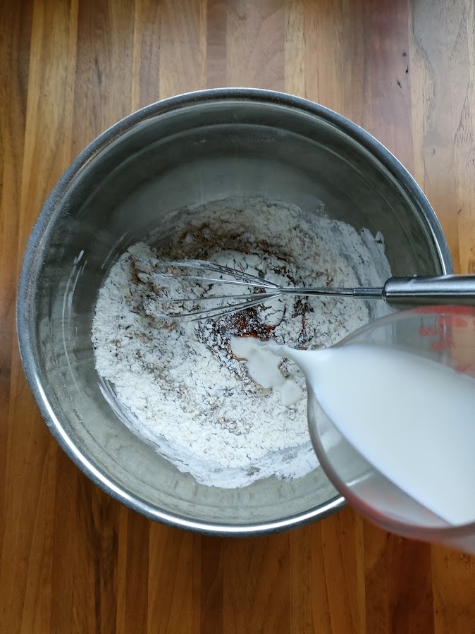 薄力粉とベーキングパウダーをふるい入れ、泡だて器で５周混ぜたら牛乳を加えて生地が均一になるまで混ぜる。