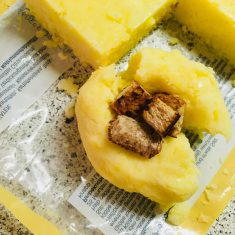 おにぎりの要領で、クヌーデルの生地の真ん中に先ほどの食パンを数欠片入れ、丸いお団子にしていきます。
