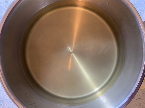 鍋に水と昆布を入れ30分以上置いたら弱火にかける。