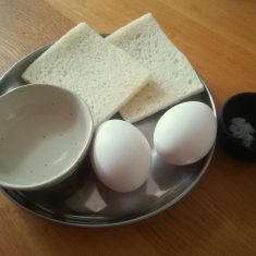 フライパンにココナッツオイルを入れ、火にかけます。十分に熱し、ココナッツのいいかおりがしてきたら卵を割り入れます。