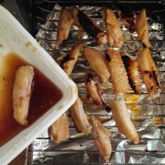 ガスコンロのグリルで、弱火で焼く。途中1度漬け汁を絡めると尚良い。（焼き時間はトータル8分程度）