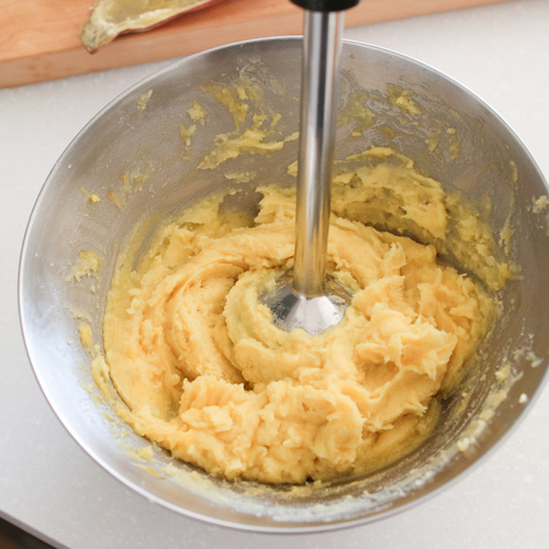 さつま芋が熱いうちにバター、砂糖を混ぜ込み、生クリーム、ラム酒、卵黄1個分も加えたら練るようにする。ブレンダーでなめらかにしたら、ポリ袋に入れる。