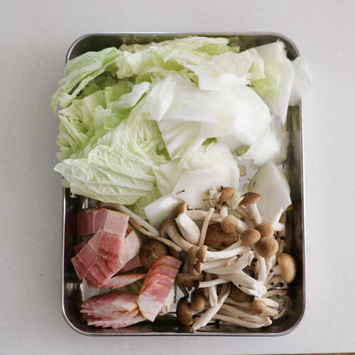 白菜は葉と芯に分け、芯は斜めにそぎ切りにする。しめじは石づきを取ってほぐし、ベーコンは1.5㎝幅に切る。