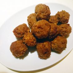 170℃に熱した油の中で、①を揚げ色がつくまで揚げて取り出す