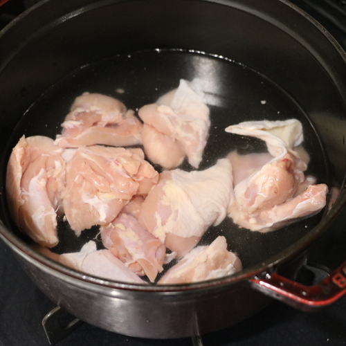 鶏もも肉は下処理をしたら食べやすい大きさに切り分け、鍋に入れる。水と酒を加えたらフタをして中火にかける。沸騰したら火を弱め、そのままコトコト30分煮る。