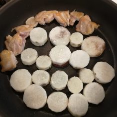 フライパンに油を少々ひいて、鶏肉を皮目から焼く。焼き目がついたらひっくり返し、①の長芋とバターの半分を入れて長芋にも焼き目をつける。しめじも入れて炒め合わせる。