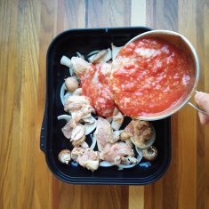 キャセロールに②の野菜を敷き詰め、上に①の鶏肉を乗せ、混ぜた（Ｂ）を注ぎ入れる。