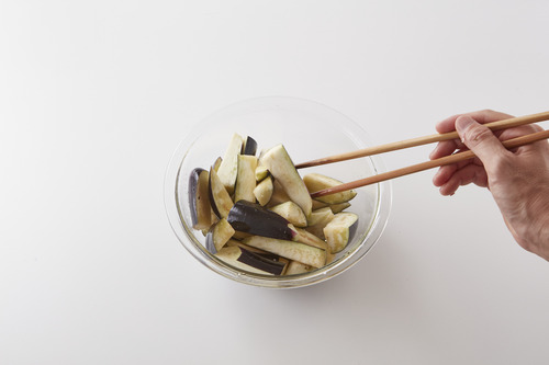 茄子を大きめの一口大に切る。