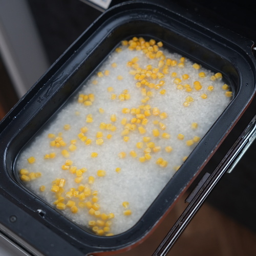 米と冷凍コーン、水をキャセロールに入れ、オートメニュー［炊き込みご飯］で炊飯する。
炊飯中に、冷凍むき枝豆は自然解凍しておく。