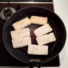 （豆腐生地作り）
水切りをしておいた豆腐を8等分に薄切りにして、塩コショウをして小麦粉をはたき、多めの油で焼く。あまりさわらない。