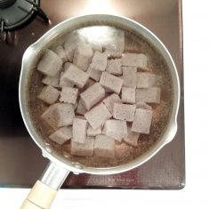 小鍋にこんにゃくとひたひたくらいの水、調味料すべてと削り節を入れ、15分程度煮る。