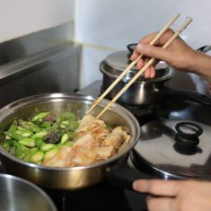 アスパラガスの生々しさが消え、歯ごたえが残っているくらいで火を止め、完成！　