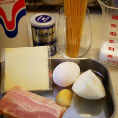 ベーコン、玉ねぎ、にんにくは適当に切り、卵は溶いて牛乳と合わせておく。