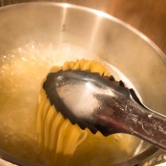 フライパンにオリーブオイルを入れ、玉ねぎとにんにくを炒める。