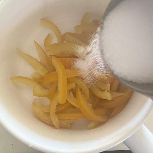 ②の水気を切り鍋に移す。グラニュー糖を3回に分けて加え、汁気がなくなるまで煮詰める。