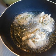 油を180度に熱して、揚げれば出来上がり。