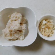 蓮根、生姜はすりおろし、麩は砕いておく。