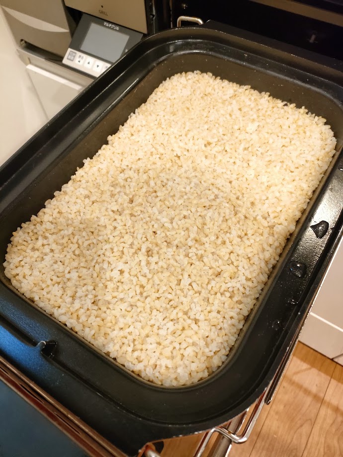 玄米が炊けたら、ひと混ぜする。