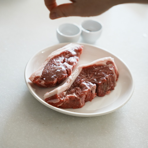 ラムステーキ肉の両面に塩こしょうをふる。