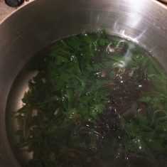 沸騰した湯にメカブを全て入れ、色が緑色になったら（10秒前後）すぐにザルにあげる。