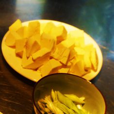チーズを食べやすい大きさに乱切りにする