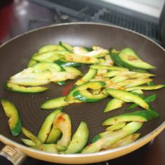 しょうゆを加えてさらに炒めて全体に味が絡まったら出来上がり。
