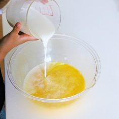 卵をよく溶き、砂糖大さじ1を加えたらよく混ぜ、そこに牛乳を加えて混ぜる。