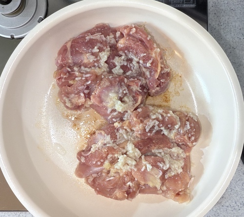 食材投入の合図が鳴ったらフライパンに皮目を下にして鶏もも肉を入れモードキーを押す。