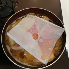 魚に火が通ったら皿に出し、煮汁を程良く煮詰めて、魚にかける。
魚の右前に長ネギを盛り付ける。