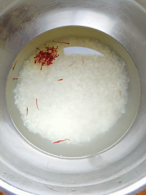 米は研ぎ、塩、サフランを入れて水420㏄で浸水しておく。
