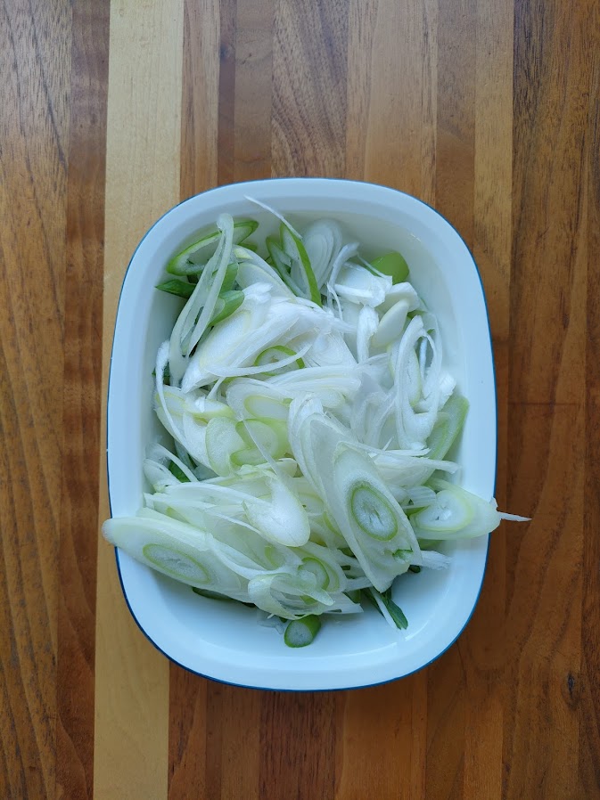 長ネギは斜め薄切りにする。