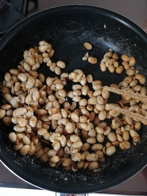 節分炒り大豆と塩を入れ、手早くメープルシロップを絡める。焦げそうなら慌てず１度火から外すと良い。