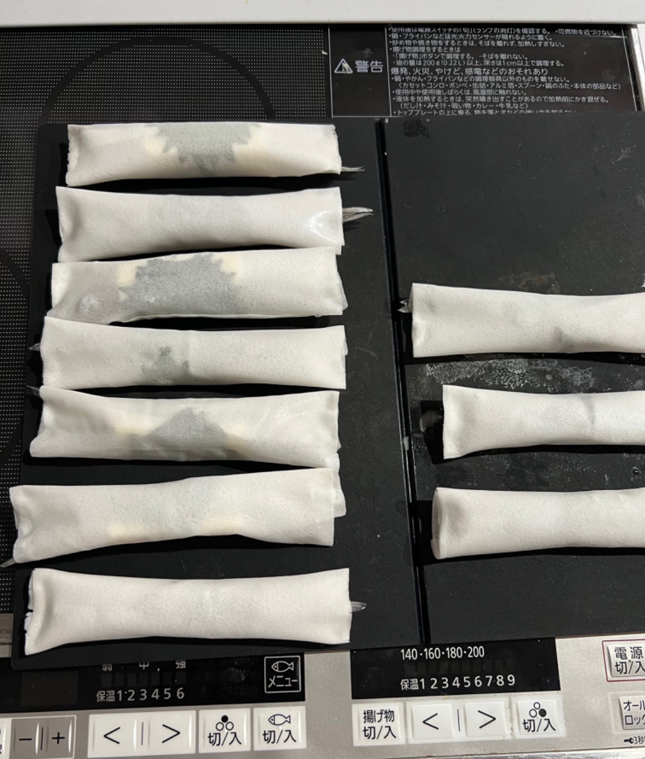接着は水溶き片栗粉を使います。両端はギュッと強めに接着します。
