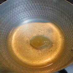 （B）の材料を鍋に入れ、火を通し、冷蔵庫で冷やしておく。