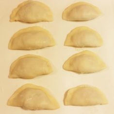～包む～	
⑩の皮に適量のたねを平らに乗せ、ひだをつけずに半分に包む。