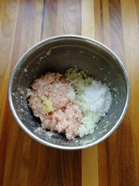 鶏もも挽肉は粘りが出るまで良く練り混ぜ、みじん切りにした玉ねぎ・片栗粉・おろし生姜・塩コショウを入れさらに良く混ぜる。玉ねぎに片栗粉をまぶしてから全体に合わせるとやりやすい。