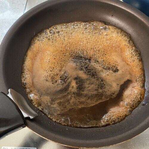 =タレ=の材料を肉汁の入ったフライパンに入れてふつふつと泡立てながら煮詰める。