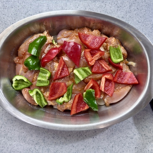 鶏もも肉は鶏肉は水気を良く拭いて一口大に切り、塩こしょうしてから＝ヤンニョムダレ＝に漬け込む。（30分～）
シェフポットに玉ねぎ→鶏もも肉→ピーマン、赤パプリカの順に並べる。