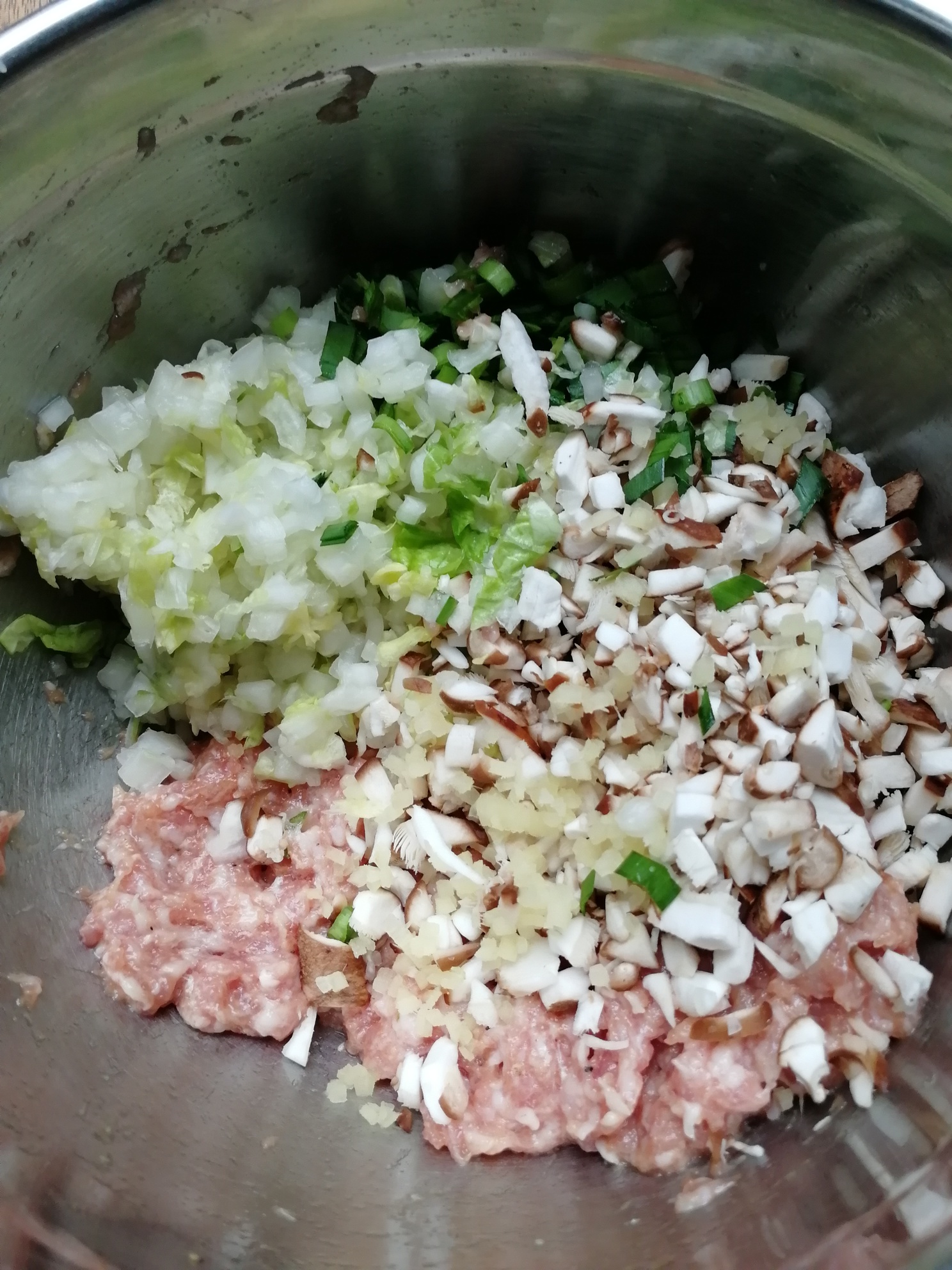 豚肉は粘りが出るまでしっかり練り、〈A〉を混ぜ、①と②を混ぜ込む。30分冷蔵庫で馴染ませる。