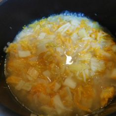 ②に水をひたひたになるまでいれ、コンソメも加えて、柔らかくなるまで、煮こむ。