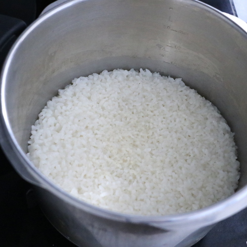 米は、水を大さじ２杯分少なくして普段通りに炊く。