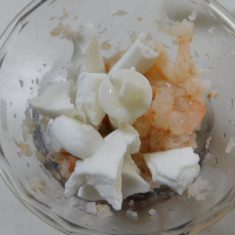 フードプロセッサーに、海老と塩少をいれすりつぶし、次にはんぺん、卵白も加えてすり身をつくる。